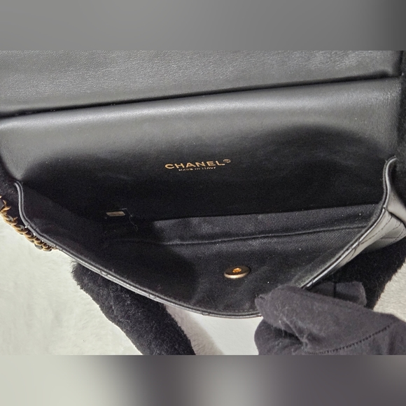 CHANEL Classic lambskin and shearling muff handbag quilted Handwarmer Chain bag - Picture 10 of 16